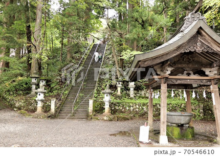 戸隠神社・中社の手水所と石段 戸隠神社・中社の手水所と石段 70546610