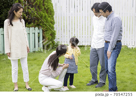 目にゴミが入った子供の心配をする家族 ファミリー 親子の写真素材 70547255 Pixta