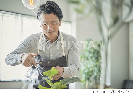 花屋の男性 70547278