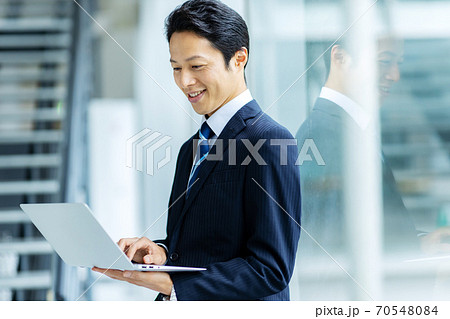 さわやかなビジネスマンイメージ 70548084