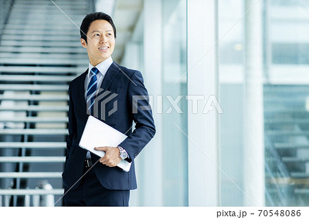 さわやかなビジネスマンイメージ さわやかなビジネスマンイメージ 70548086