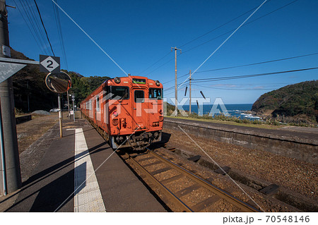 鎧駅を出発するディーゼル列車 70548146