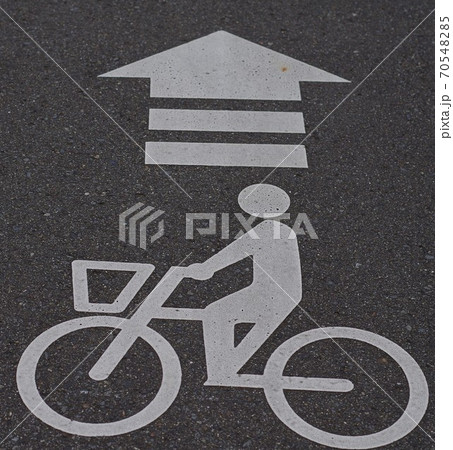 自転車用レーンの案内 自転車用レーンの案内 70548285