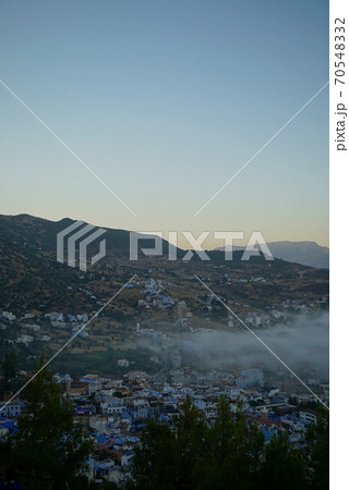 朝霧が漂う青の街_シャウエンの旧市街（モロッコ） 70548332