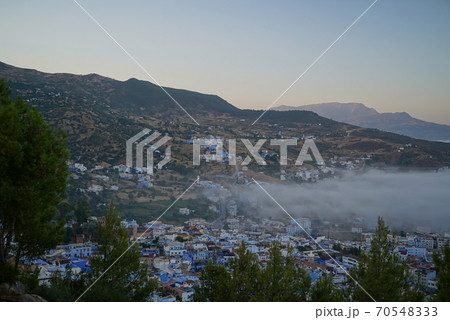 朝霧が漂う青の街_シャウエンの旧市街（モロッコ） 70548333