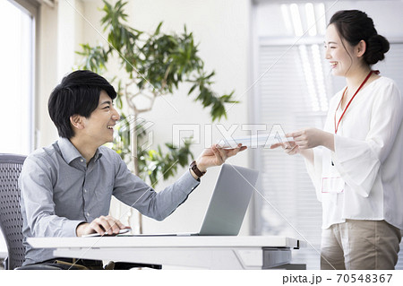 ビジネスマン　オフィスの仕事風景 70548367