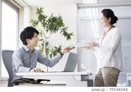 ビジネスマン　オフィスの仕事風景 70548368