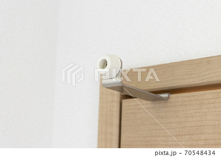 新築住宅のトイレのドアのドアストッパー 70548434