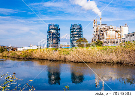 （静岡県）富士市の工場地帯から見る富士山 70548682