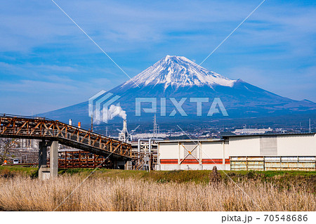 （静岡県）富士市の工場地帯から見る富士山 70548686