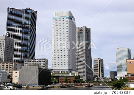 横浜港とみなとみらい21高層ビル群の写真素材