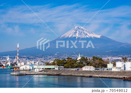（静岡県）田子の浦港から眺める、富士山 70549012