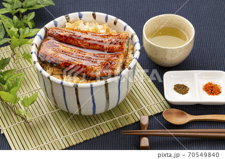 竹マットに置いた鰻丼と日本茶 竹マットに置いた鰻丼と日本茶 70549840