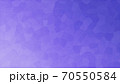 紫色のグラデーションがかったタイル柄の背景 70550584