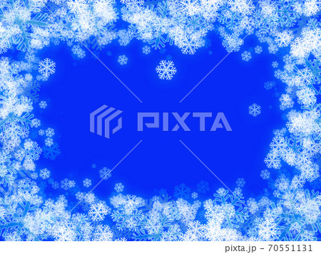 背景イラスト　青色バックに雪の結晶（3） 降り立てイメージ 70551131