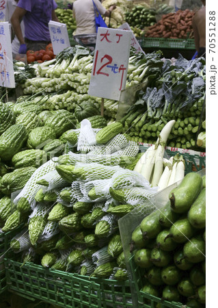 香港の市場の野菜。中国野菜と西洋野菜が混在して売られている 香港の市場の野菜。中国野菜と西洋野菜が混在して売られている 70551288