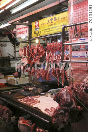 香港の市場の肉屋で売られる豚肉。牛肉や鶏肉より高級で高価。中国人は豚肉が大好きだ 70551291