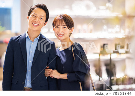 買い物をする夫婦 撮影協力:g GIFT AND LIFESTYLE 買い物をする夫婦 撮影協力:g GIFT AND LIFESTYLE 70551344