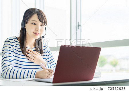 ビデオ通話する女性　オンライン授業 70552023
