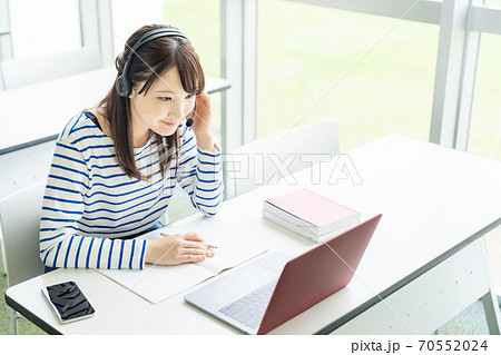 ビデオ通話する女性　オンライン授業 70552024
