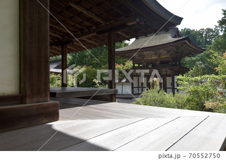 円成寺　本堂から楼門を望む 70552750