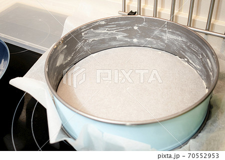 Sponge cake mold prepared to add the dough and place it in the oven Sponge cake mold prepared to add the dough and place it in the oven 70552953