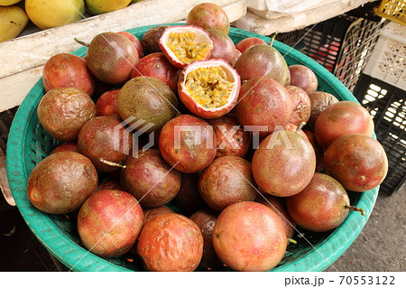 ベトナムの中部の観光地ホイアン　ホイアン市場のパッションフルーツ 70553122
