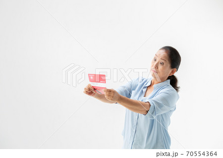 通帳を見て驚くシニア女性 通帳を見て驚くシニア女性 70554364