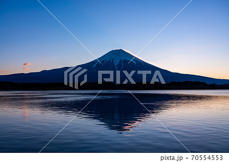 （静岡県）田貫湖・富士山の夜明け　花粉光環 70554553