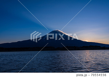 （静岡県）田貫湖・富士山の夜明け　花粉光環 70554556