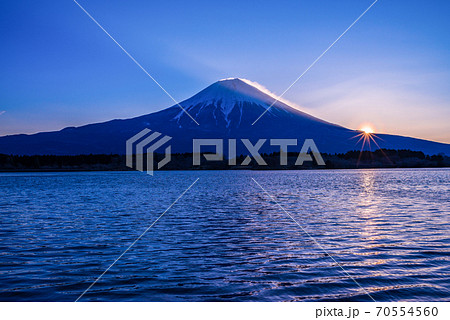 （静岡県）田貫湖・富士山の夜明け　花粉光環 70554560