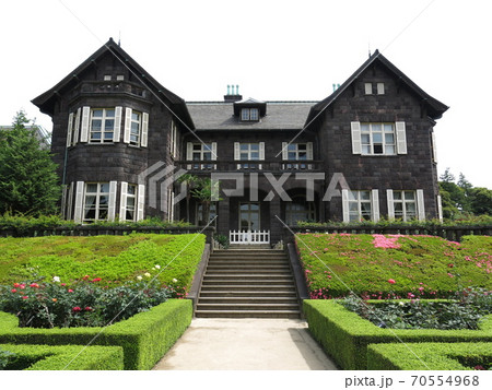 春バラに彩られた旧古河庭園の洋館 70554968