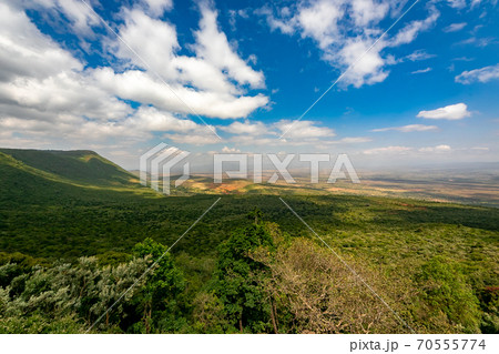 ケニアのマサイマラ国立保護区に行く途中で見た、アフリカ大陸を貫くグレート・リフト・バレー（大地溝帯） 70555774