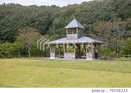 久賀ダムにある駐車場と休憩所の建物、緑に囲まれた山里 久賀ダムにある駐車場と休憩所の建物、緑に囲まれた山里 70556223