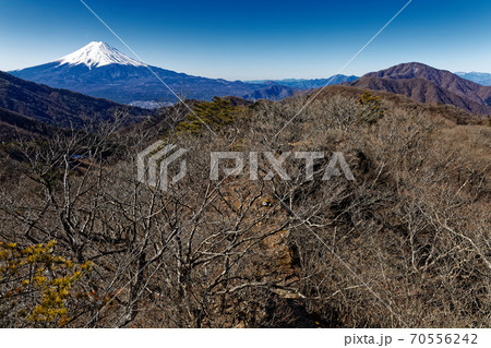 清八山から見る富士山と御坂黒岳 70556242