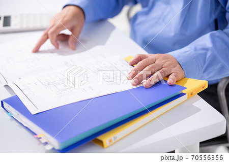 ビジネスマン　作業着　図面 70556356