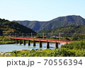 川に架かる鉄橋 70556394