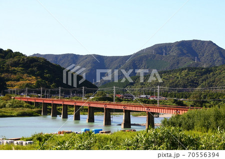 川に架かる鉄橋 70556394