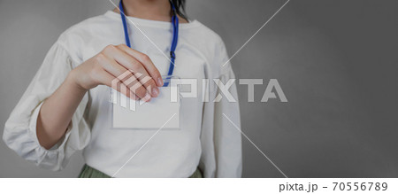空白のIDカードを見せる女性 空白のIDカードを見せる女性 70556789