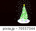雪降るクリスマスツリー 70557344