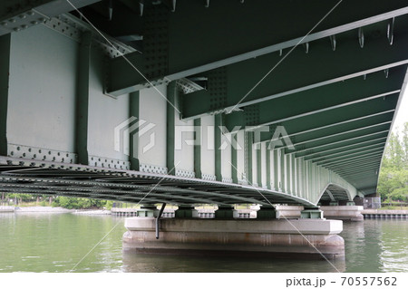 大川に架かる源八橋 70557562