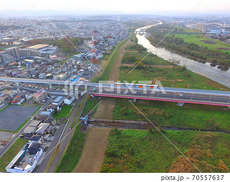 立日橋を通過する多摩都市モノレール〜ドローンで空撮（東京都日野市） 70557637