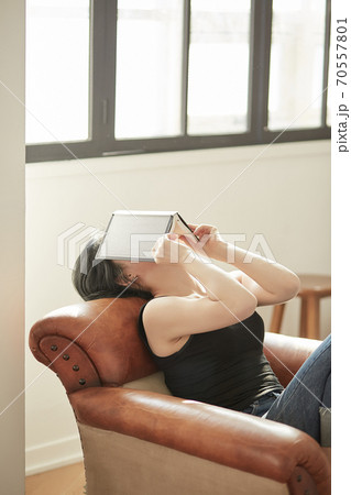 読書 本 女性 70557801
