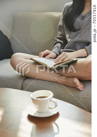 読書 本 女性 70557816