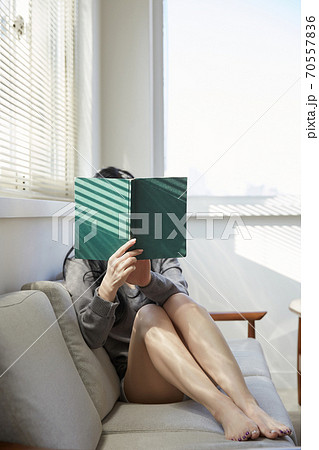 読書 本 女性 70557836