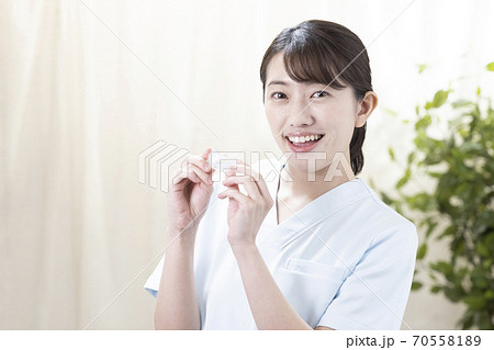 マウスピースを持つ女性 70558189