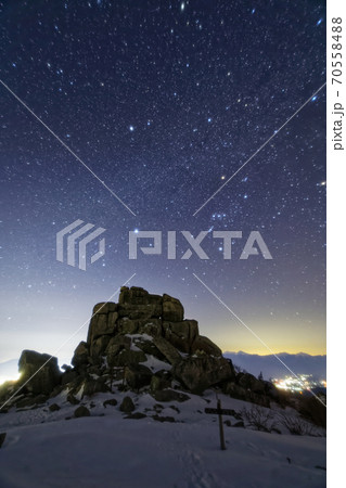 金峰山山頂の五丈岩と冬の星座 70558488