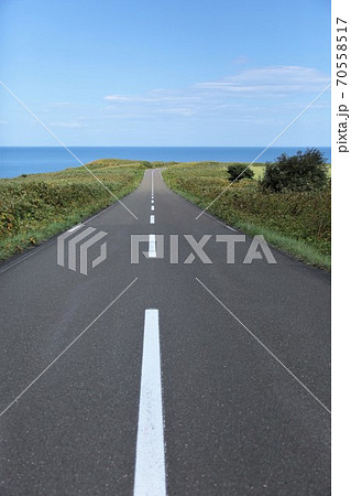 岬へと続く道(北海道網走市・能取岬) 岬へと続く道(北海道網走市・能取岬) 70558517