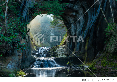 (千葉県)亀岩の洞窟/濃溝の滝 光芒 (千葉県)亀岩の洞窟/濃溝の滝 光芒 70559417