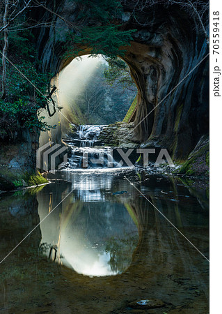 (千葉県)亀岩の洞窟/濃溝の滝 光芒 (千葉県)亀岩の洞窟/濃溝の滝 光芒 70559418